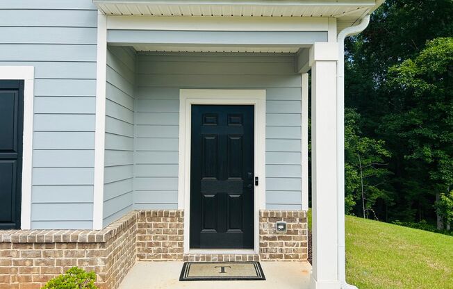 LIKE NEW! 3 bedroom, 2.5 bath home minutes from Downtown Newnan! Must see!