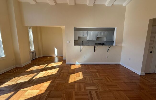 1 bed, 1 bath, 803 sqft, $2,450, Unit Royal York 1106