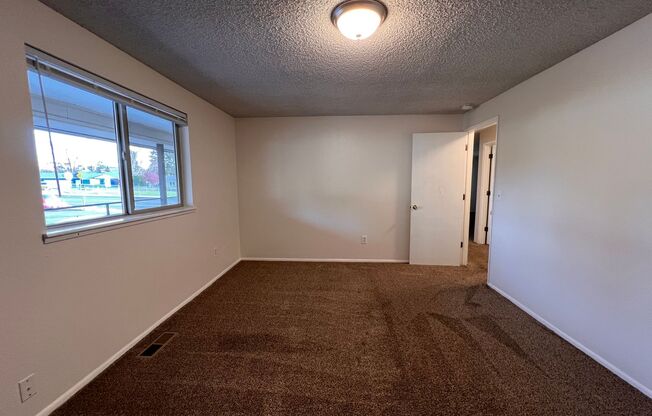 3 beds, 1 bath, 850 sqft, $1,275, Unit 4209-2