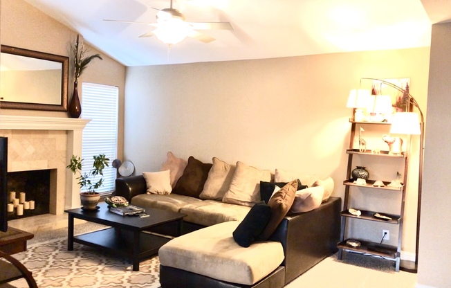 Beautiful 3 Bedroom 2 Bath Home~ Adorable!