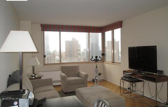 1 bed, 1 bath, 640 sqft, $4,400, Unit 27D