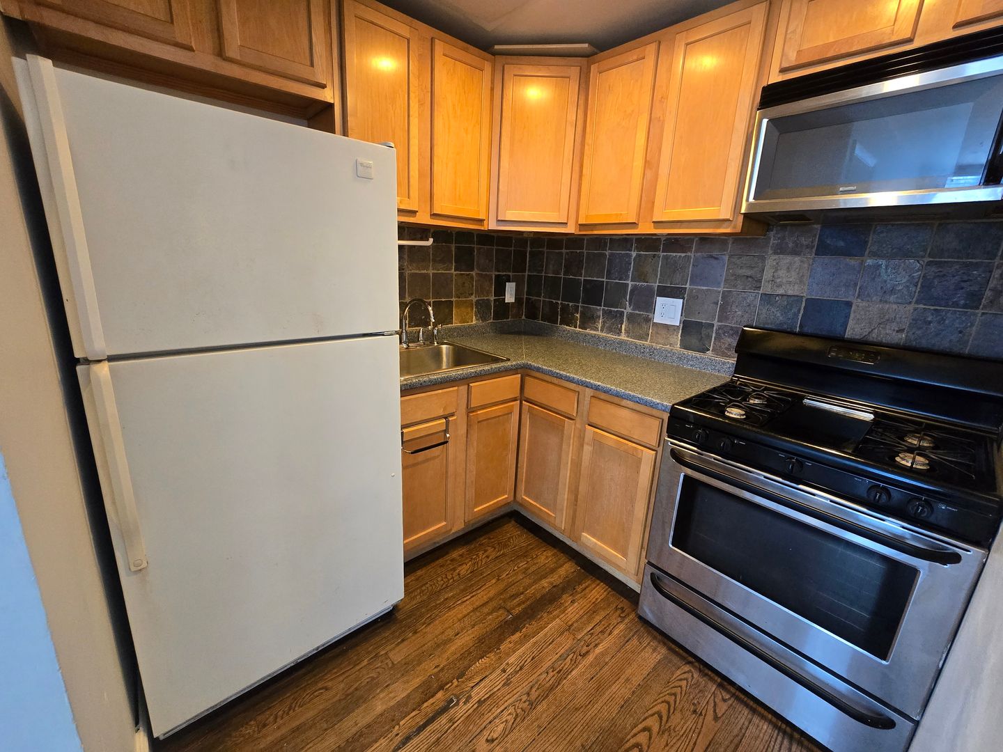 Bright 2 bed 1 bath in the heart of Rittenhouse