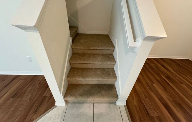 5 bedroom 3.5 Bath House on Oakland Trails, Easy Turnpike Access No Rear Neighbors