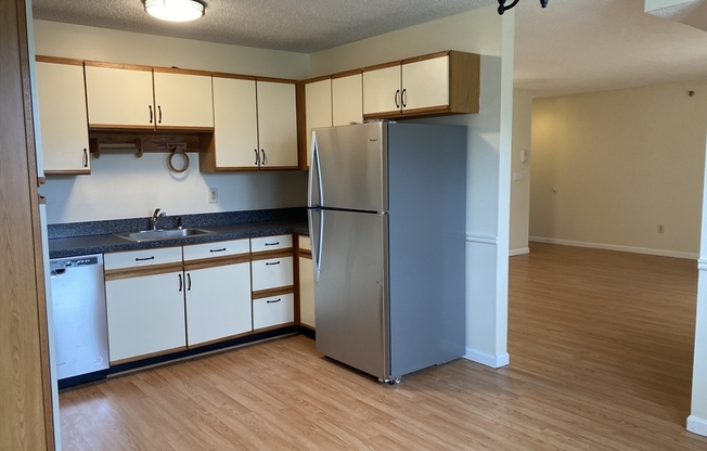 2 beds, 1 bath, 1,054 sqft, $2,200, Unit 39