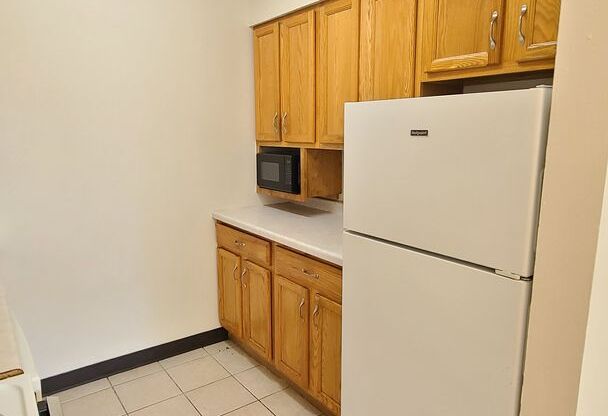 3 beds, 1 bath, 1,100 sqft, $860, Unit 216