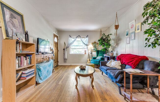 902 Denton St.