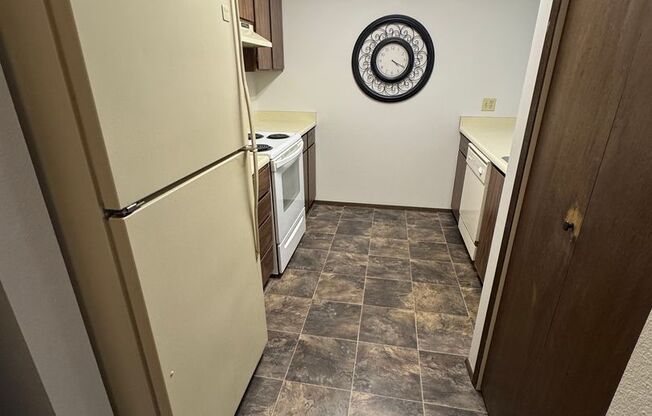 2 Bedroom 1 Bath Burien Condo 995sf, Fireplace, Balcony, One Car Garage with Storage