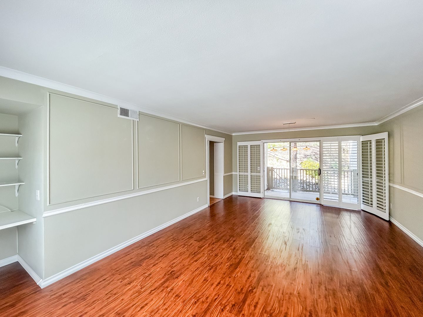 Beautiful 2BD/2.5BA Townhome W/ A/C and Attached Garage in Bay Ho!