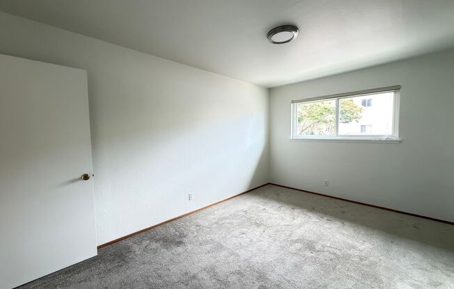 2 beds, 1 bath, $2,600, Unit 2053 Central Ave C (LO)