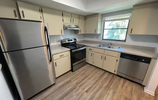 ANNUAL RENTAL - 2 BED / 2 BATH IN PINE HAVEN!