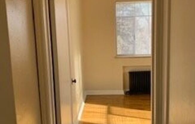 2 beds, 1 bath, $1,600, Unit 35