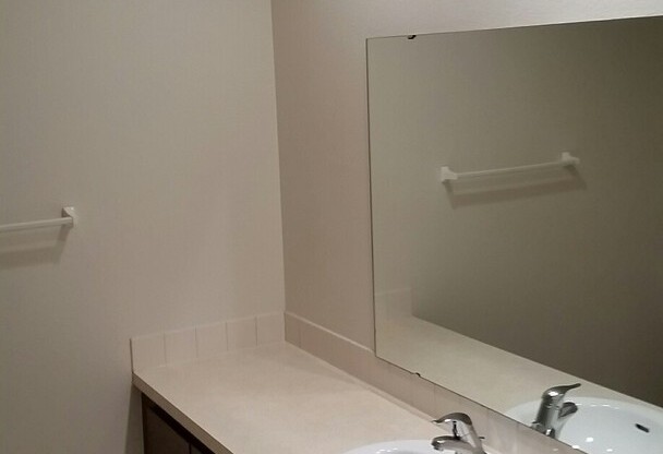 2 beds, 1 bath, 907 sqft, $1,200, Unit B205