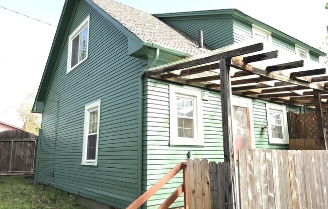 2 Bedroom Duplex Unit in S. Eugene