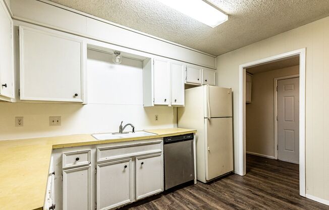 2 beds, 1 bath, 1,143 sqft, $800, Unit A