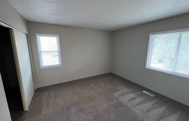 2 beds, 1 bath, $1,045, Unit 2609IRE