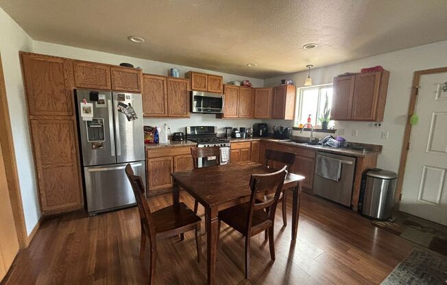 4 BED | 1 BATH | SINGLE-FAMILY | NORTH | FURNISHED