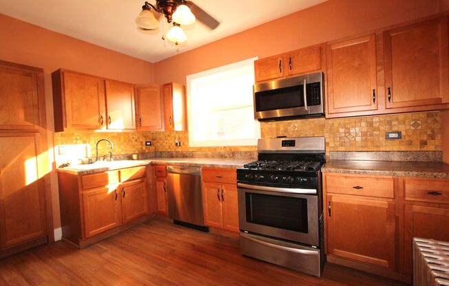 3 beds, 1 bath, $1,800, Unit Unit 2