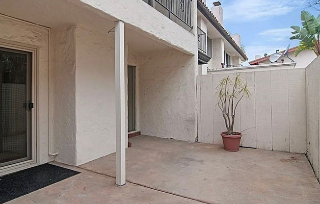 4052 LOMA RIVIERA CIR
