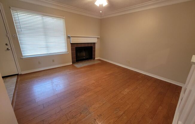 College Station - 2 bed/1.5 bath end unit Woodstock Condo!