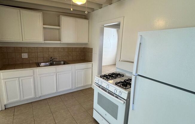 2 beds, 1 bath, $2,850