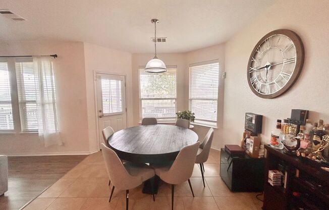 5 BED/3 BATH GORGEOUS HOUSE FOR LEASE! AVAILABLE ON 8/1/25