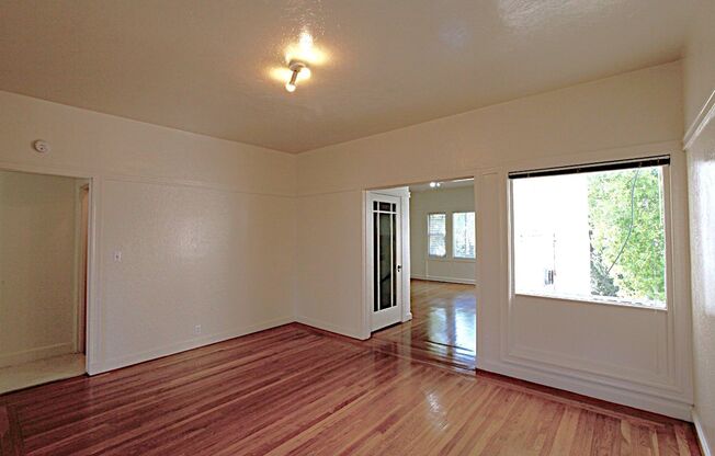 VERY LARGE 1 BEDROOM APARTMENT (HAS BEEN USED AS A 2 BEDROOM)