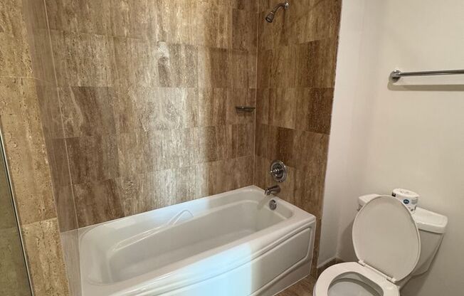 2 beds, 2 baths, $4,300, Unit #3212