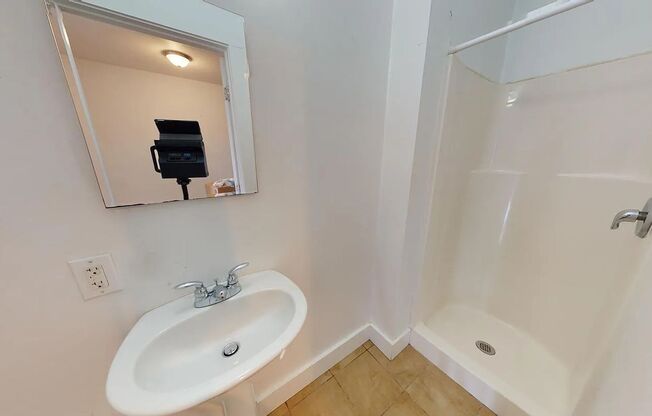 Large, sunny 3 bed available right near campus - ONLY PAY ELECTRIC - AVAILABLE 8/1