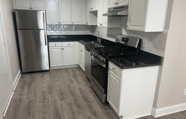 2 beds, 1 bath, 680 sqft, $2,400, Unit 27-25