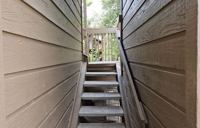 Nice upstairs fourplex unit in Euless