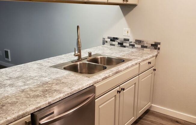 Cute 2 Bedroom 1 bath apartment in the heart of Silverdae