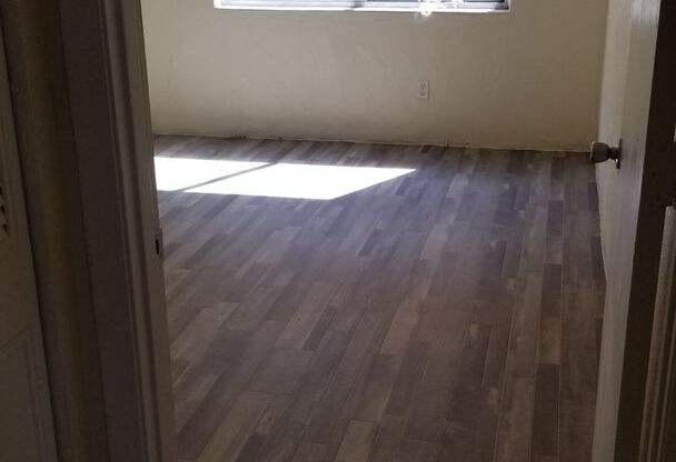 1 bed, 1 bath, $1,125, Unit 1655 S Ridgewood Ave Unit 121