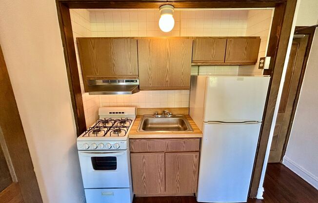 Studio, 1 bath, 320 sqft, $1,395, Unit 225-403