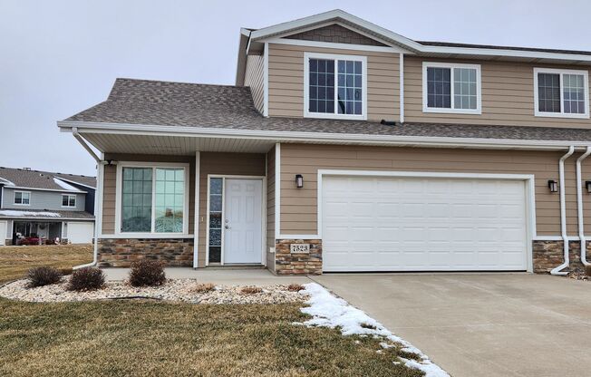 Charming 2-Bedroom Townhome in South Side Sioux Falls - Open Floor Plan, Vaulted Ceilings, and More!