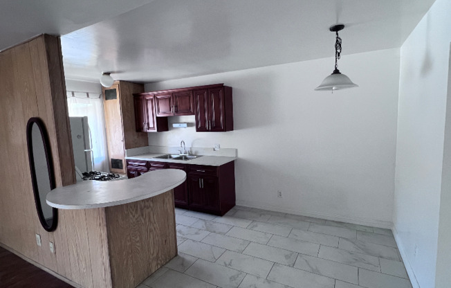 305 N Vinedo Ave 5