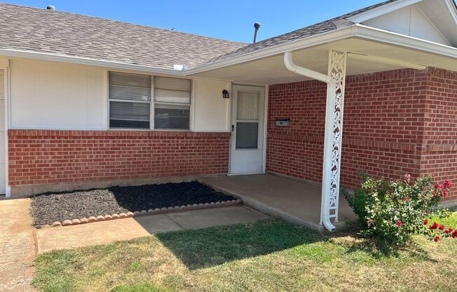 3 Bedroom Home in Prime MOORE Location!