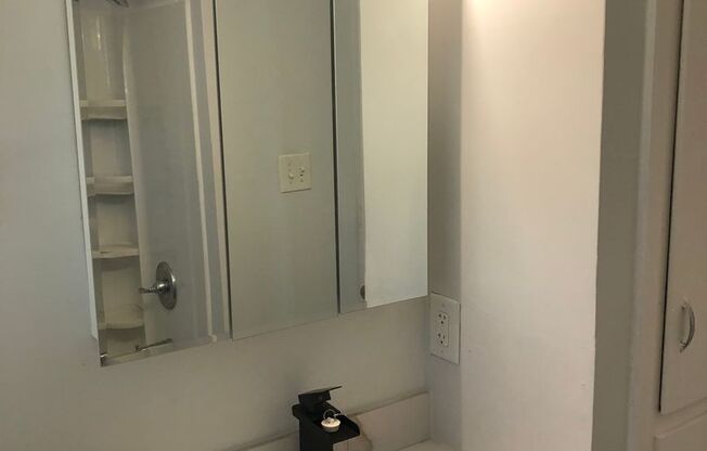 3 beds, 1 bath, $1,100