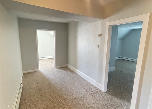 3 beds, 1 bath, $2,650, Unit 6