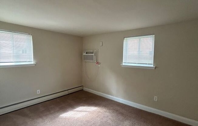 2 beds, 1 bath, 820 sqft, $1,460, Unit D03