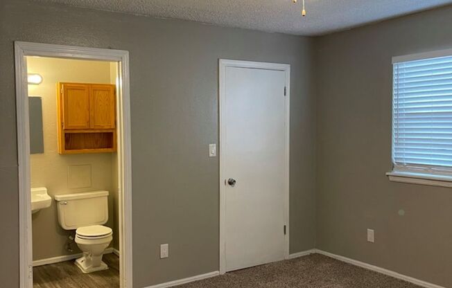 2 beds, 1.5 baths, 832 sqft, $869, Unit 135