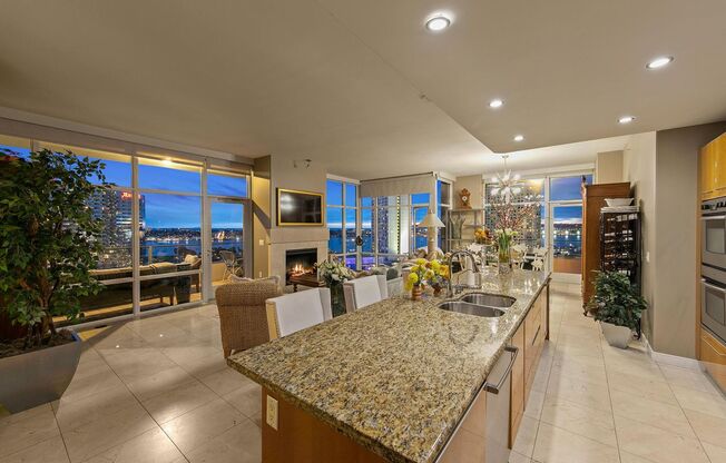 **PRIME LOCATION THE PINNACLE MARINA TOWER **DOWNTOWN SD*** LUXURY LIVING**A MUST SEE***