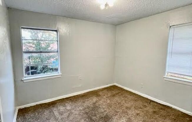 3 beds, 1 bath, $1,100