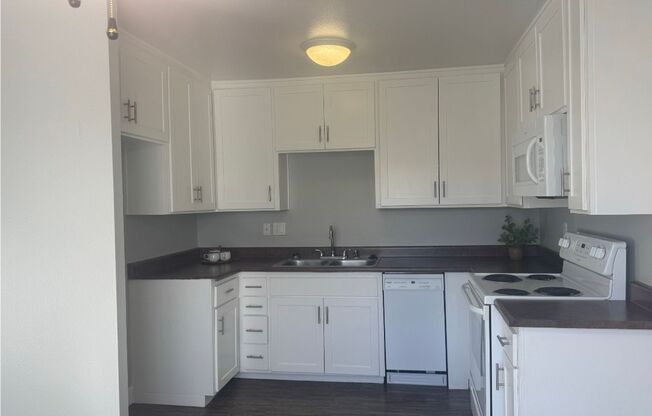 2 beds, 1.5 baths, 893 sqft, $2,345, Unit H22
