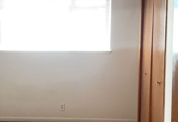 2 beds, 1 bath, 950 sqft, $1,085, Unit C05 Manor
