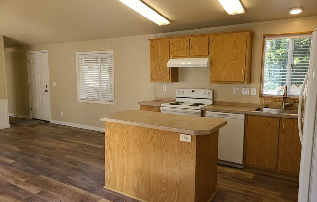 3 beds, 2 baths, 1,000 sqft, $1,595, Unit Honeysuckle Mobile Home Park 26-1