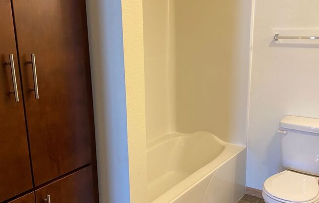 1 bed, 1 bath, 718 sqft, $985, Unit 615-103