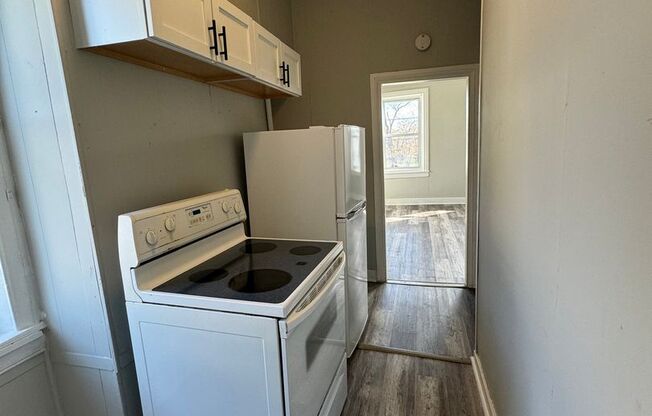 1 bed, 1 bath, $725, Unit 111 1/2 Old Main Street