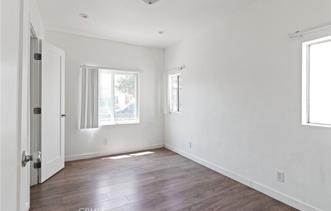 1257 W 38 ST