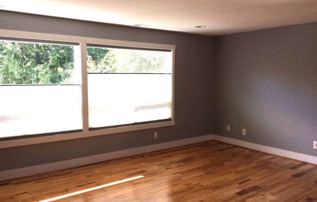 Fabulous 4 Bedroom/2 Bath Home! Upper Unit Now Available! Bellevue
