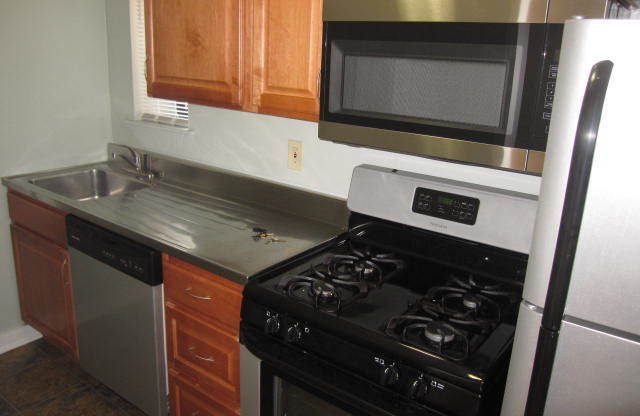 2 beds, 1 bath, 723 sqft, $1,650, Unit 05D